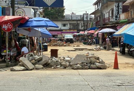 Obra abandonada genera pérdidas económicas en el centro de Minatitlán | VIDEO

