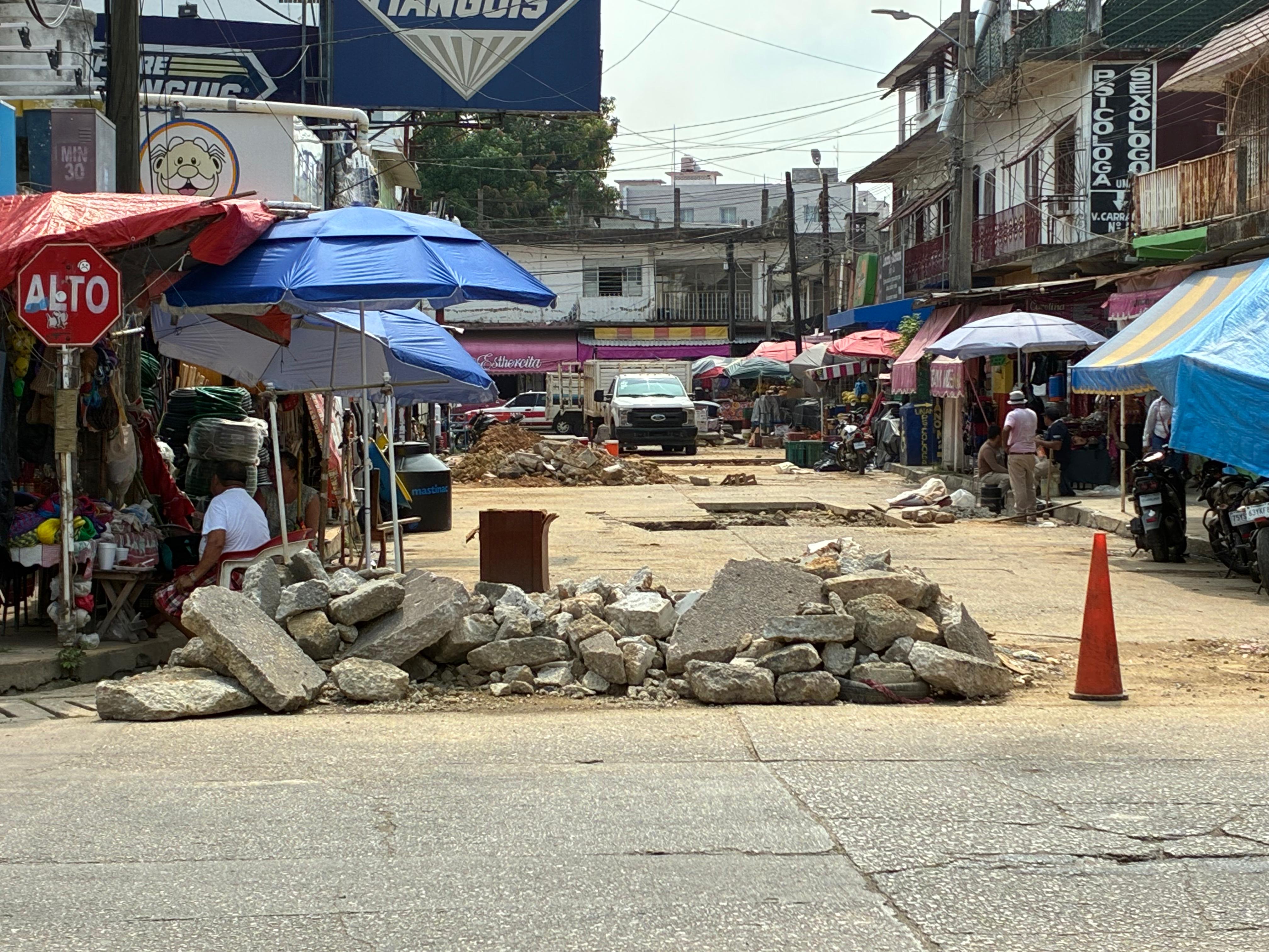 Obra abandonada genera pérdidas económicas en el centro de Minatitlán | VIDEO