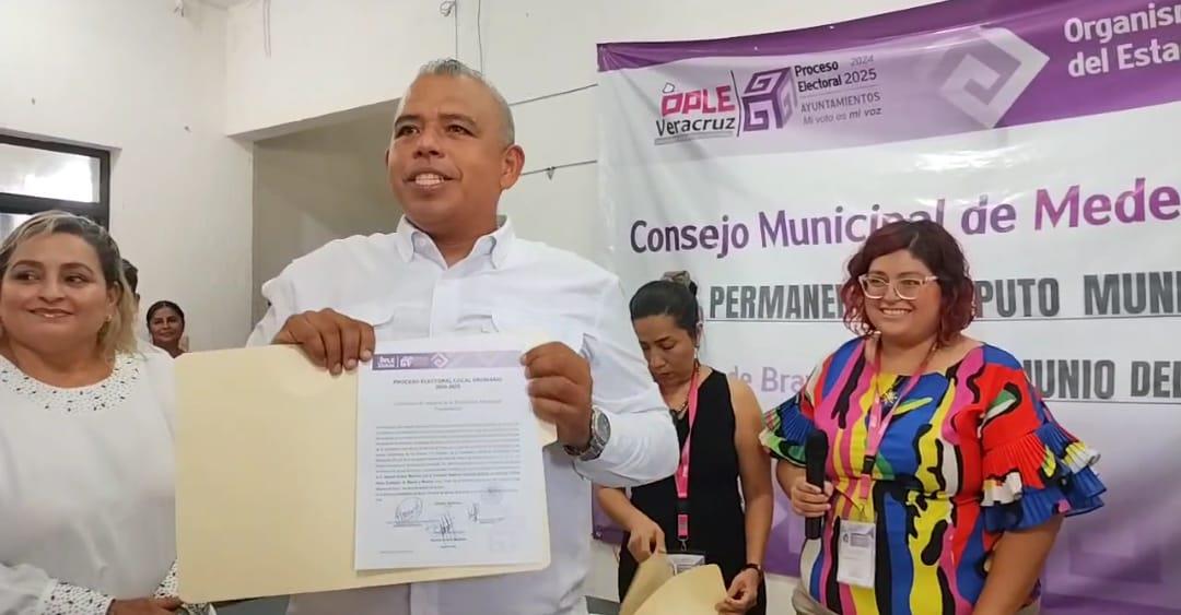 Samuel Acosta recibe constancia de mayoría que lo acredita como alcalde electo de Medellín de Bravo