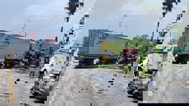 Choque entre tráileres colapsa la autopista Córdoba-Veracruz