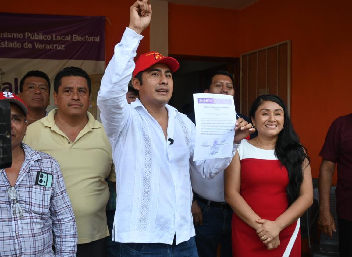 Acreditan a Vladimir González Martínez como alcalde electo en Tatahuicapan