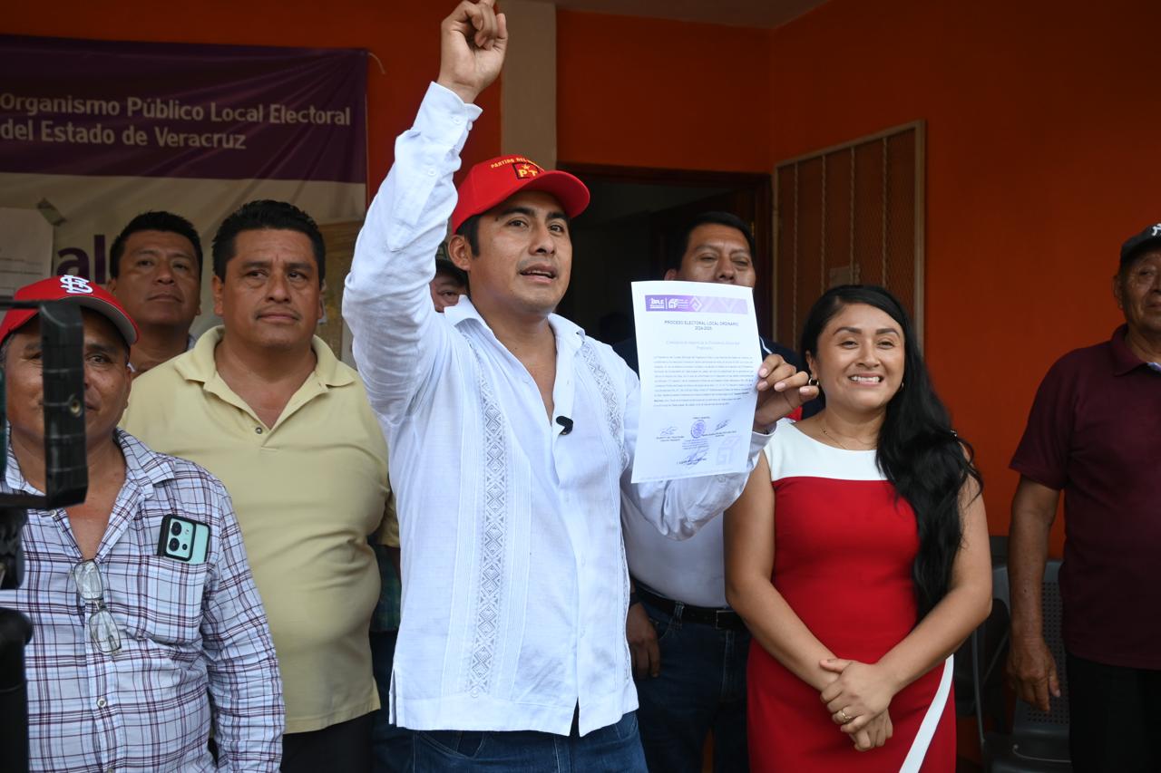 Acreditan a Vladimir González Martínez como alcalde electo en Tatahuicapan