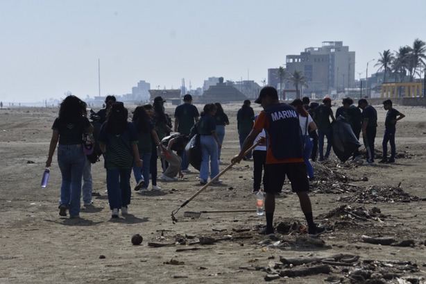 Semar, Ayuntamiento y porteños se unen para limpiar 2 kilómetros de playa en Coatzacoalcos | VIDEO
