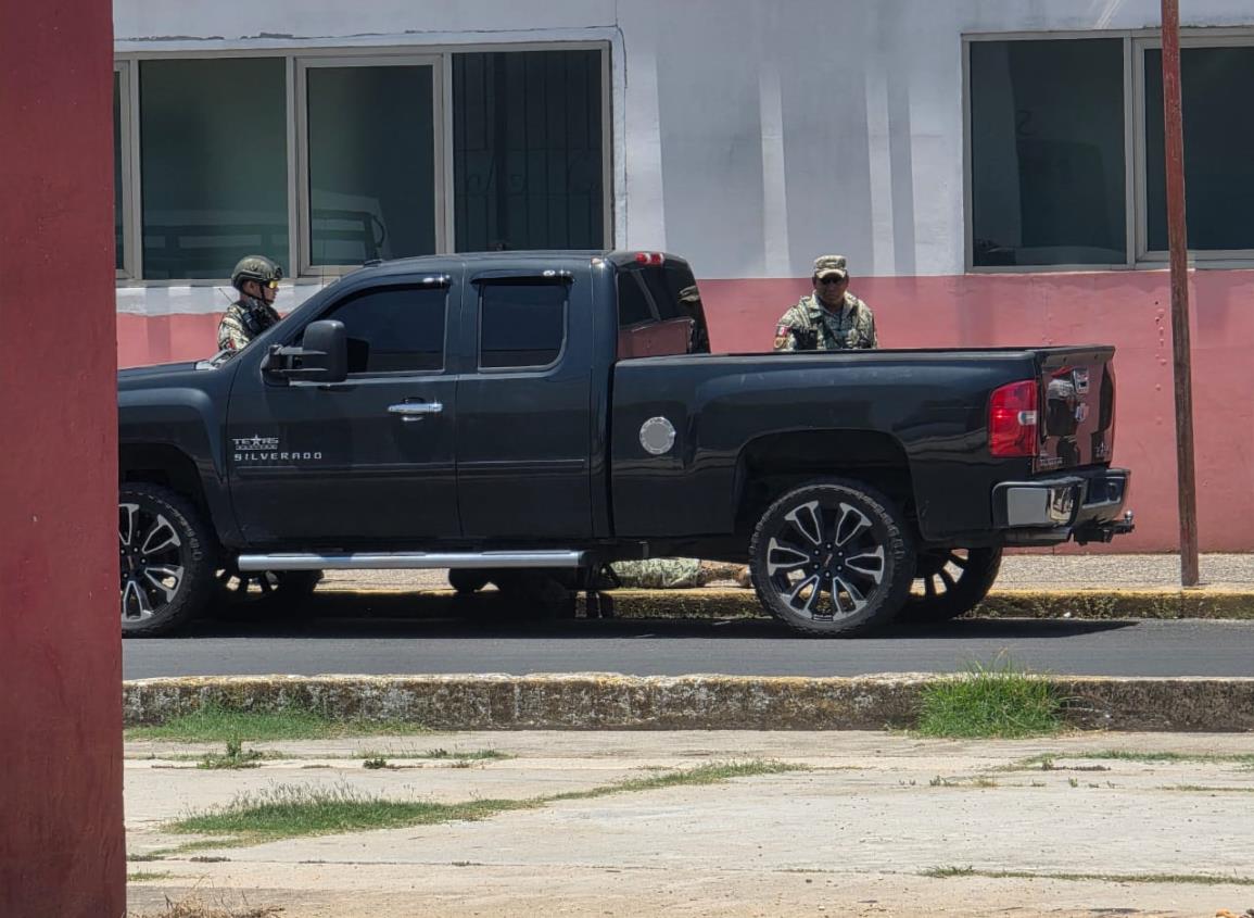 Fuerzas federales inspeccionan sospechosa camioneta en Nanchital