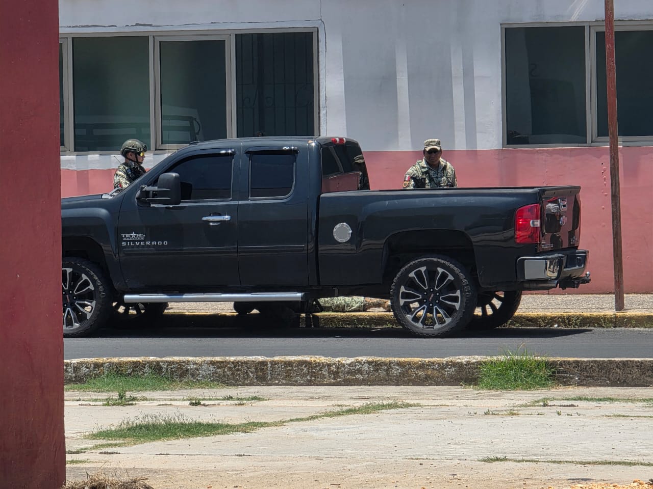 Fuerzas federales inspeccionan sospechosa camioneta en Nanchital