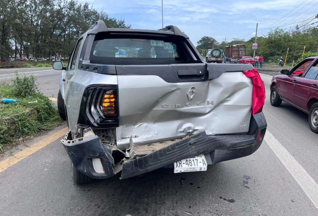 Camión de carga y camioneta chocan en carretera Veracruz-Xalapa