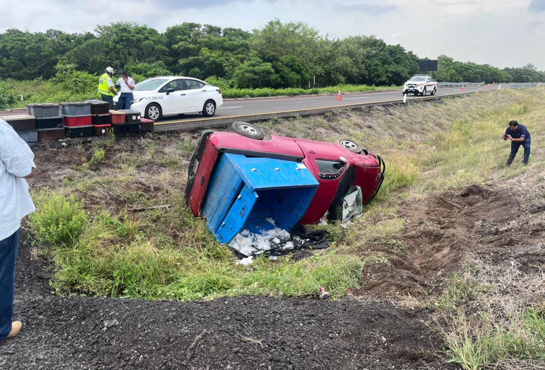 Camioneta termina volcada en carretera Veracruz-Córdoba