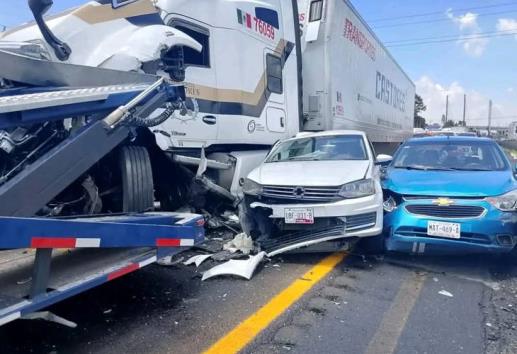 Fuerte carambola cierra la autopista Orizaba-Puebla y deja dos heridos