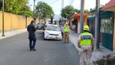 ¡Por ebrio! Conductor se estampa contra un poste en Orizaba