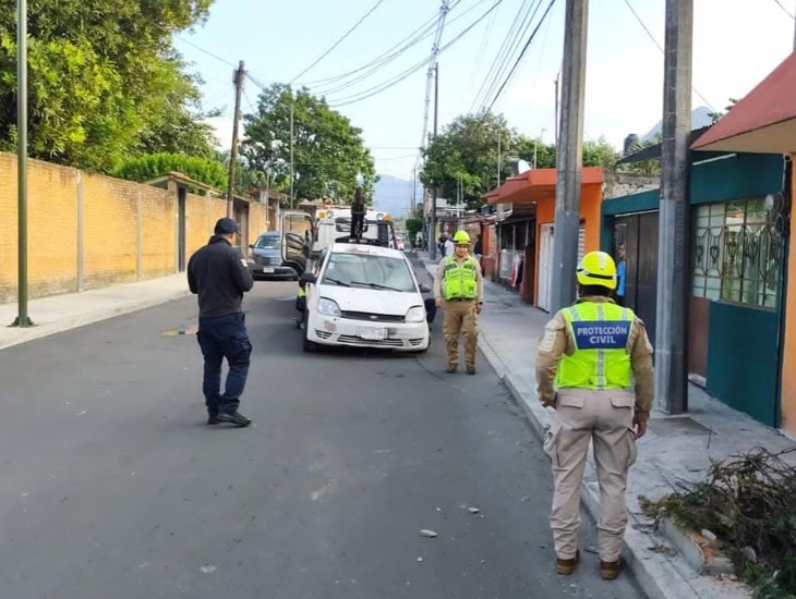¡Por ebrio! Conductor se estampa contra un poste en Orizaba