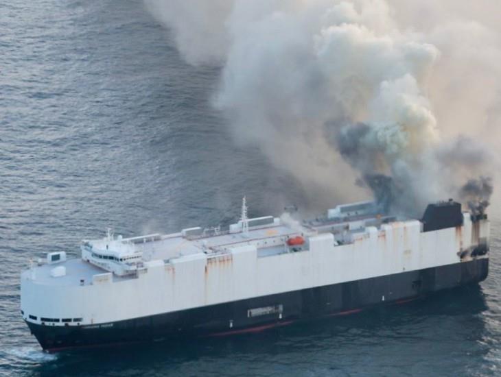 Se incendia barco que transportaba miles de autos de China a México
