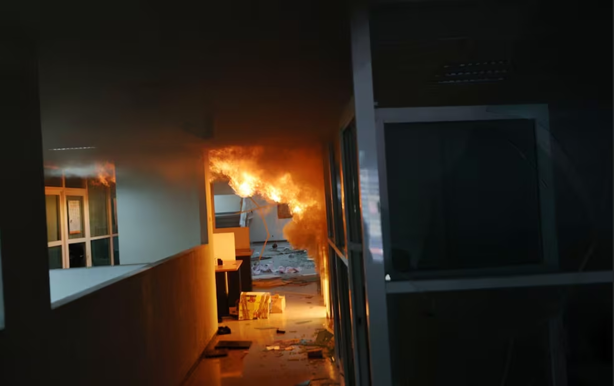 CNTE irrumpe e incendia sede del SNTE en CDMX; sindicato interpone demanda por daños