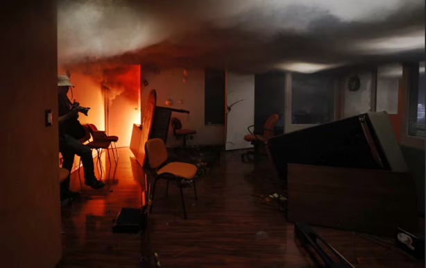 CNTE irrumpe e incendia sede del SNTE en CDMX; sindicato interpone demanda por daños