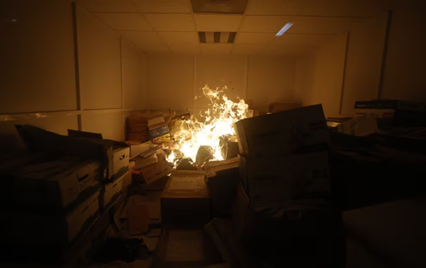 CNTE irrumpe e incendia sede del SNTE en CDMX; sindicato interpone demanda por daños