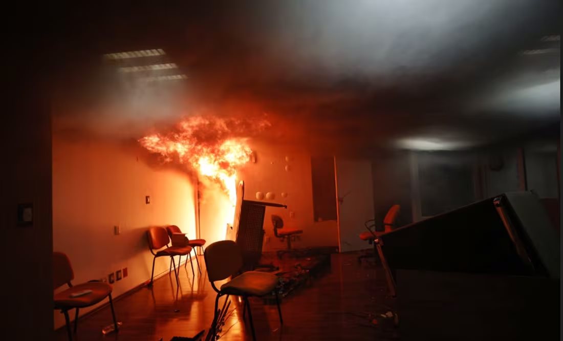 CNTE irrumpe e incendia sede del SNTE en CDMX; sindicato interpone demanda por daños