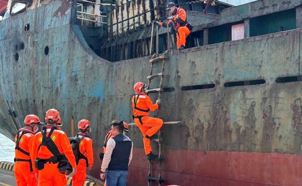 Se incendia barco que transportaba miles de autos de China a México