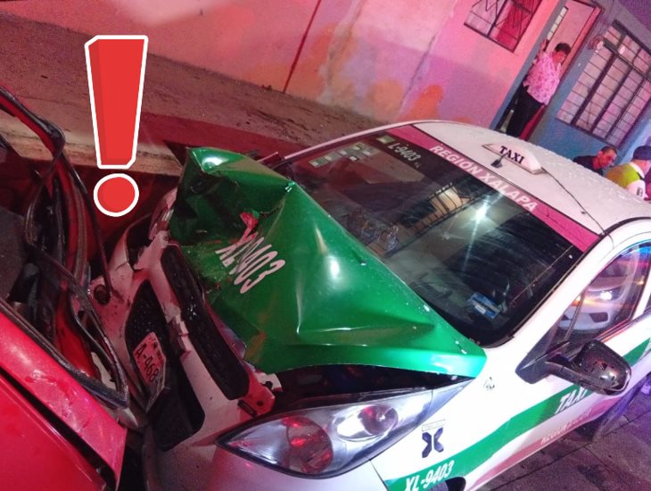 ¡Encontronazo! Taxi se estrella contra un auto en Banderilla
