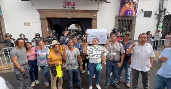 Habitantes de Tuxtilla llegan a protestar al OPLE (+VIDEO)