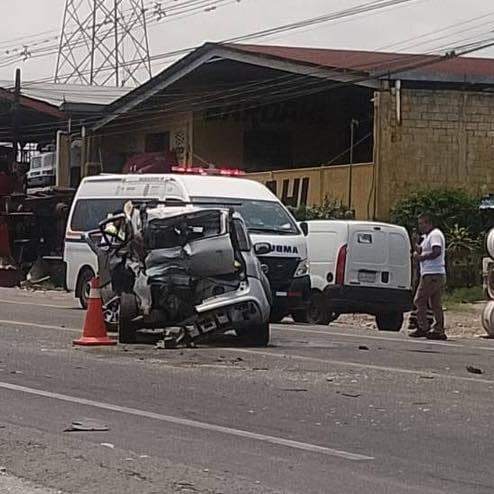Automóvil termina aplastado por un tráiler en la Tinaja-Cordoba