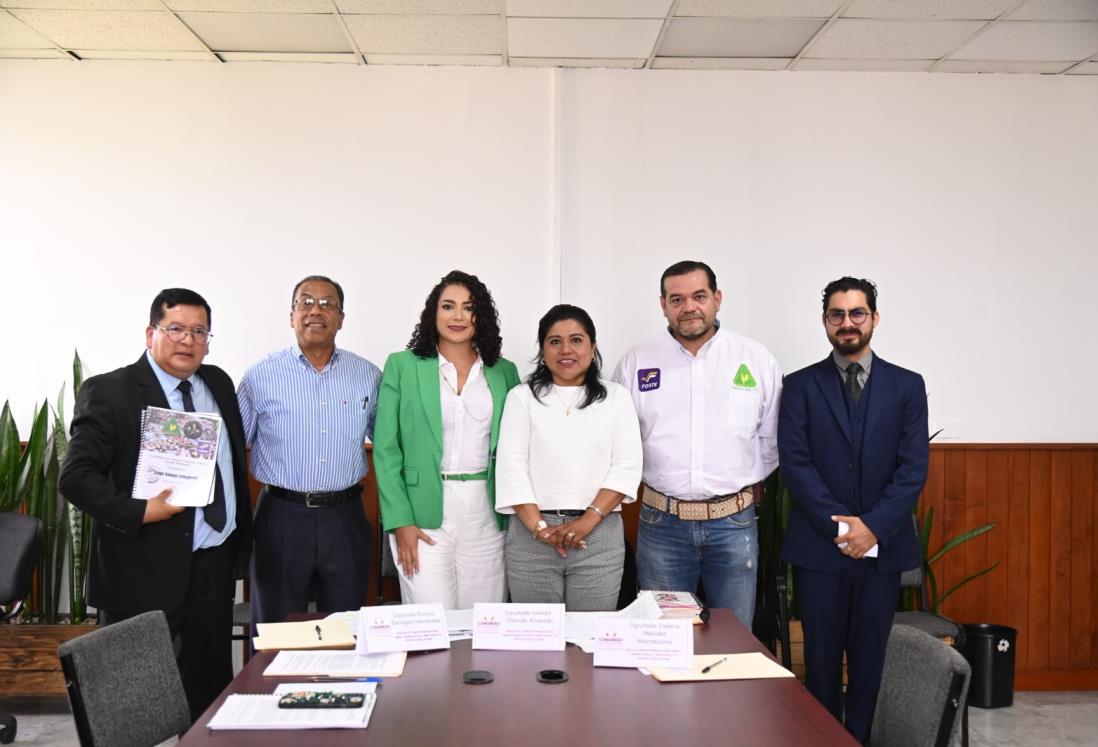 Atienden diputadas a representantes de galleros de la entidad