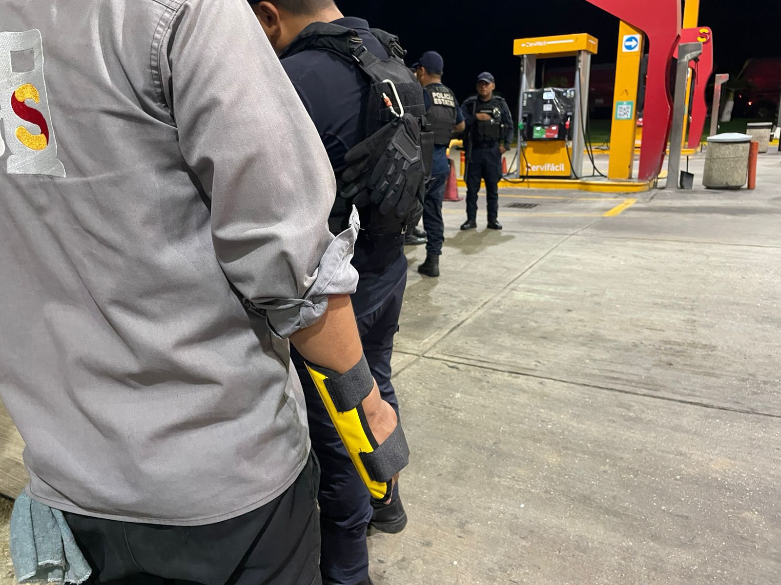 Violento asalto a gasolinera y tienda Oxxo en Oluta deja tres lesionados