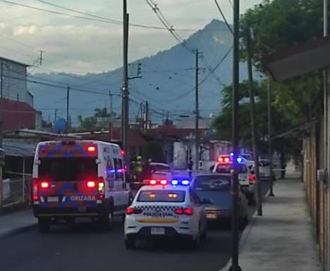 ¡Por ebrio! Conductor se estampa contra un poste en Orizaba