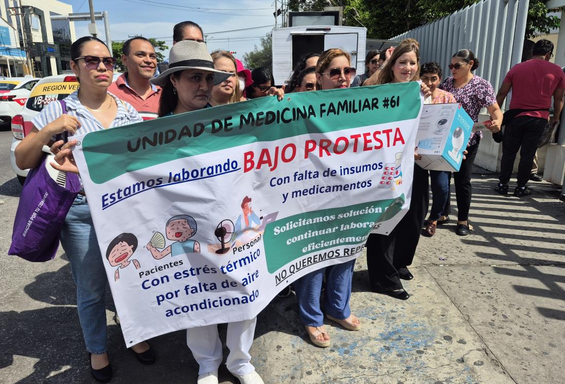 Protesta personal del IMSS de Veracruz por falta de aire acondicionado