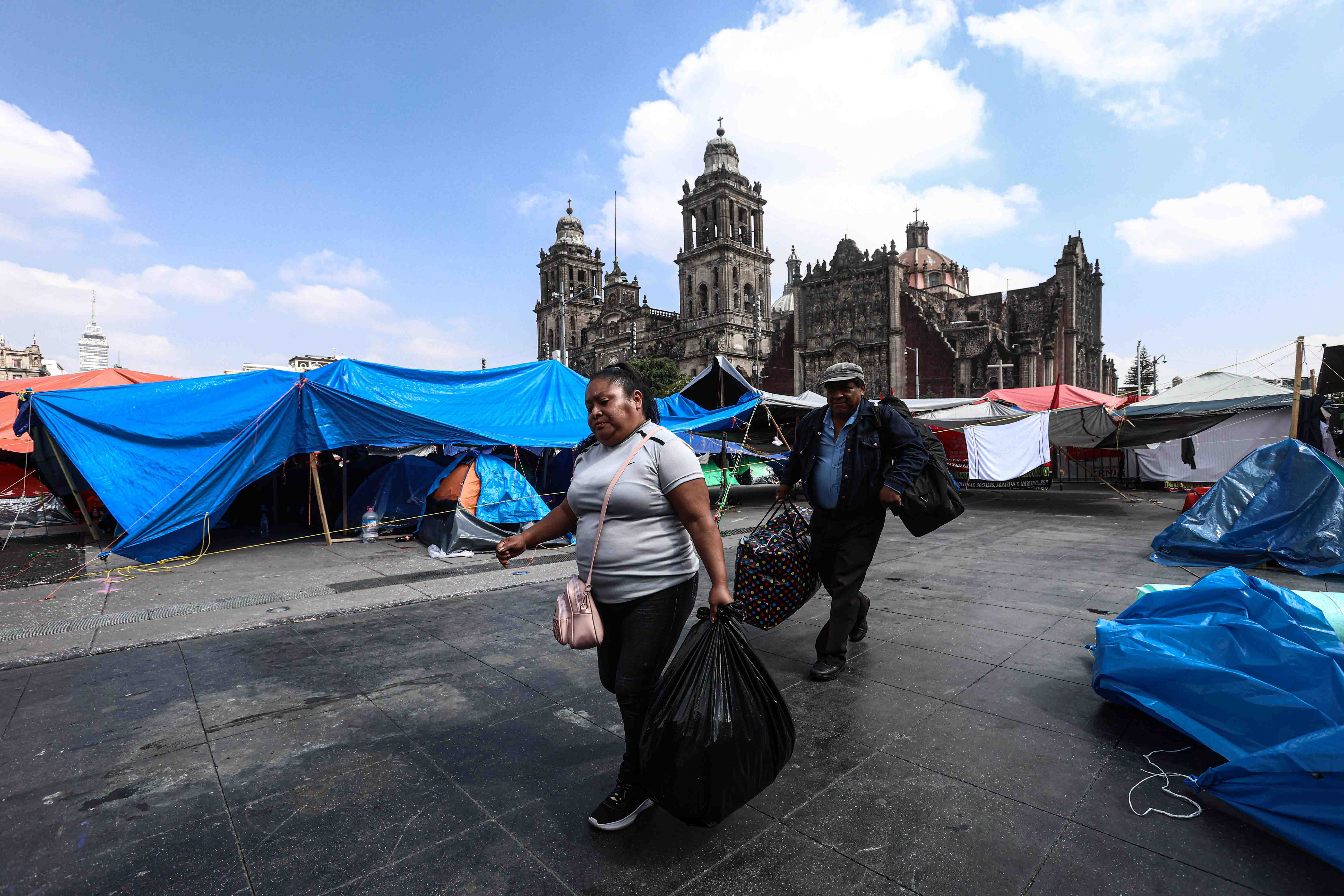 CNTE levanta plantón y vuelve a aulas sin acuerdos con el gobierno