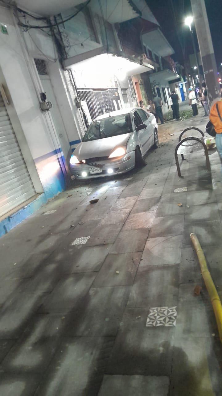 Choca conductor contra vinatería en Orizaba