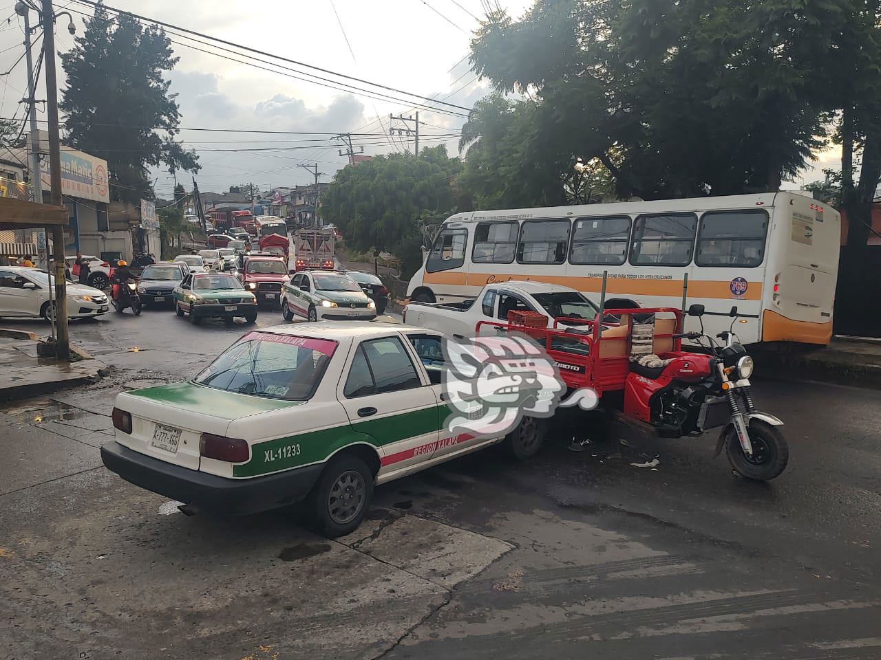 Tensión en Chedraui Caram, en Xalapa; choque múltiple paraliza circulación