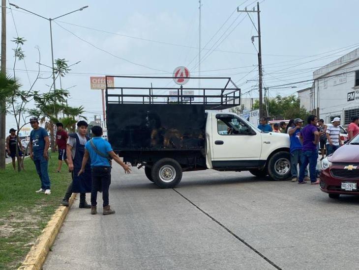 Bloquean bulevar en Minatitlán para exigir liberación de 15 cargadores detenidos