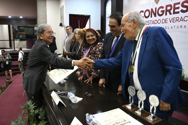 Honran a maestro José Pablo Robles Martínez por trayectoria de Imagen de Veracruz y Diario del Istmo (+VIDEO)