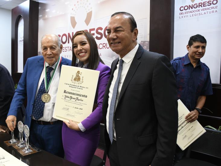 Honran a maestro José Pablo Robles Martínez por trayectoria de Imagen de Veracruz y Diario del Istmo (+VIDEO)