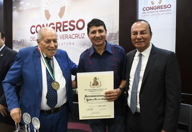 Honran a maestro José Pablo Robles Martínez por trayectoria de Imagen de Veracruz y Diario del Istmo (+VIDEO)