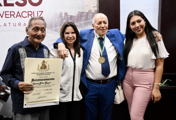 Honran a maestro José Pablo Robles Martínez por trayectoria de Imagen de Veracruz y Diario del Istmo (+VIDEO)