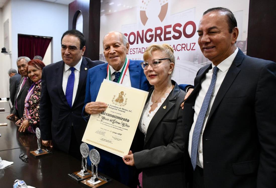 Entregan reconocimiento al periodista José Robles Martínez por trayectoria de Imagen de Veracruz | VIDEO