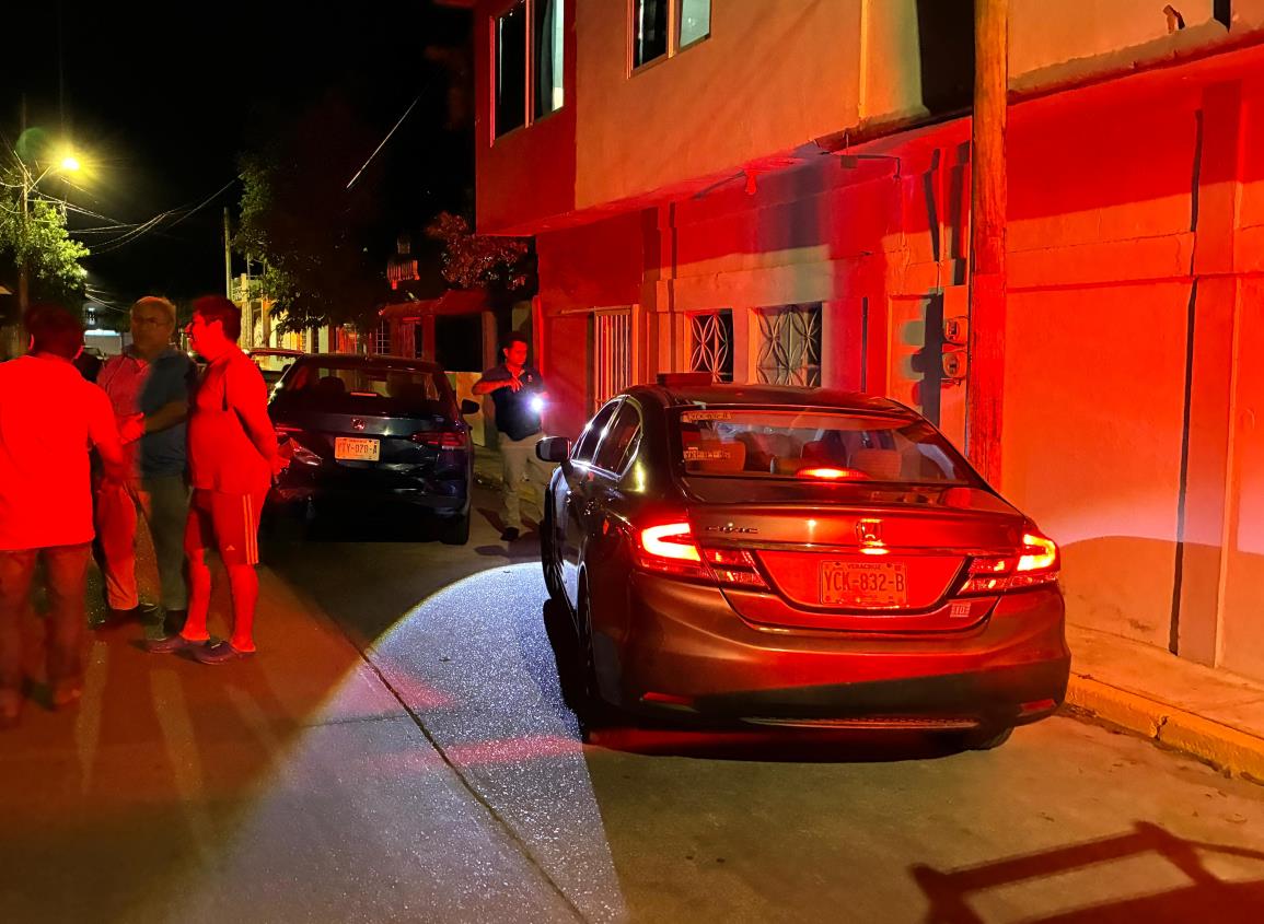 Hombre en presunto estado de ebriedad choca automóvil en Minatitlán y se da a la fuga