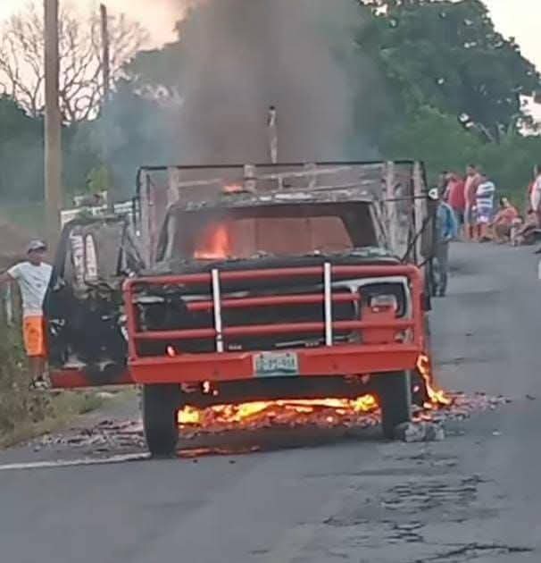 Incendio de camioneta moviliza a Bomberos en Martínez de la Torre