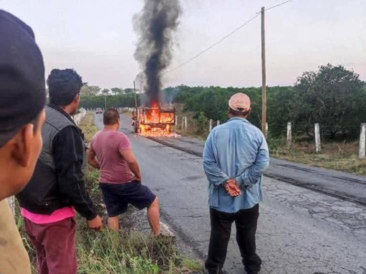 Incendio de camioneta moviliza a Bomberos en Martínez de la Torre