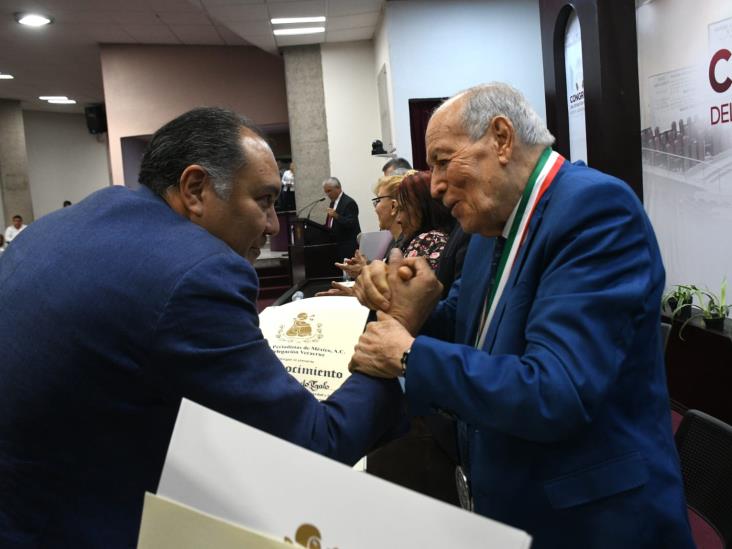 Honran a maestro José Pablo Robles Martínez por trayectoria de Imagen de Veracruz y Diario del Istmo (+VIDEO)