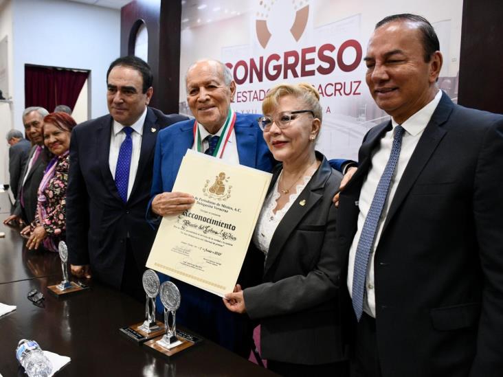 Honran a maestro José Pablo Robles Martínez por trayectoria de Imagen de Veracruz y Diario del Istmo (+VIDEO)