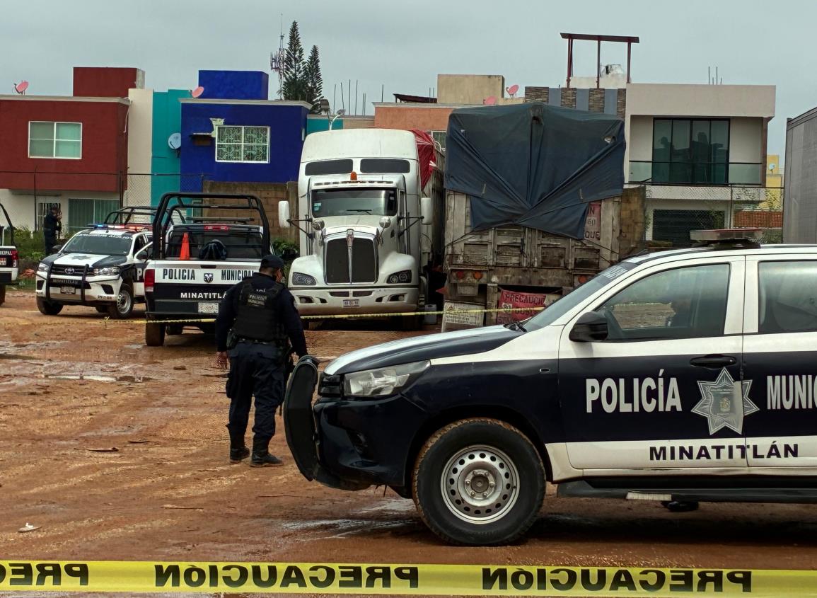 Localizan tráiler robado en Minatitlán; chofer se encontraba maniatado y con huellas de violencia