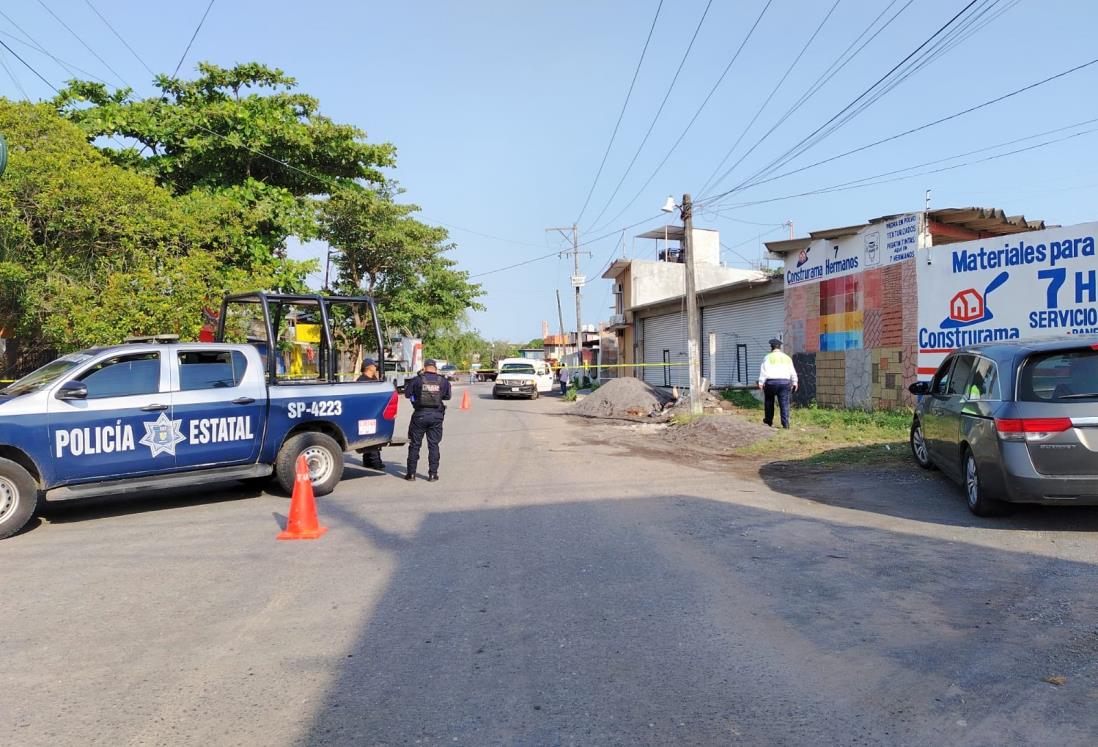 Muere motociclista tras derrapar en su moto al pasar un tope en calles de Cardel