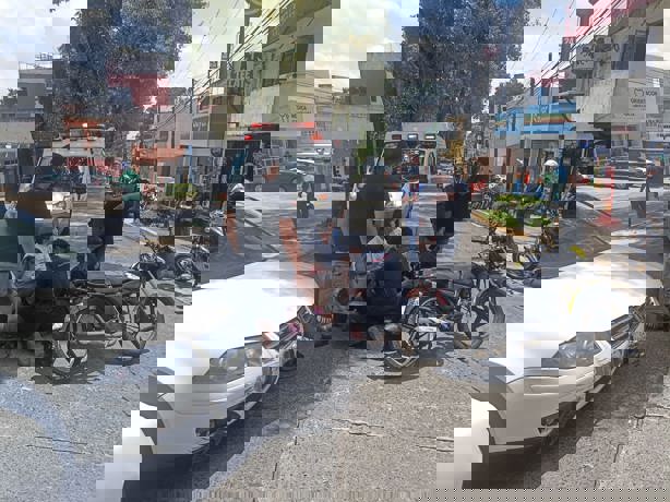 Mujer en moto termina en el suelo tras brutal impacto en avenida, en Xalapa