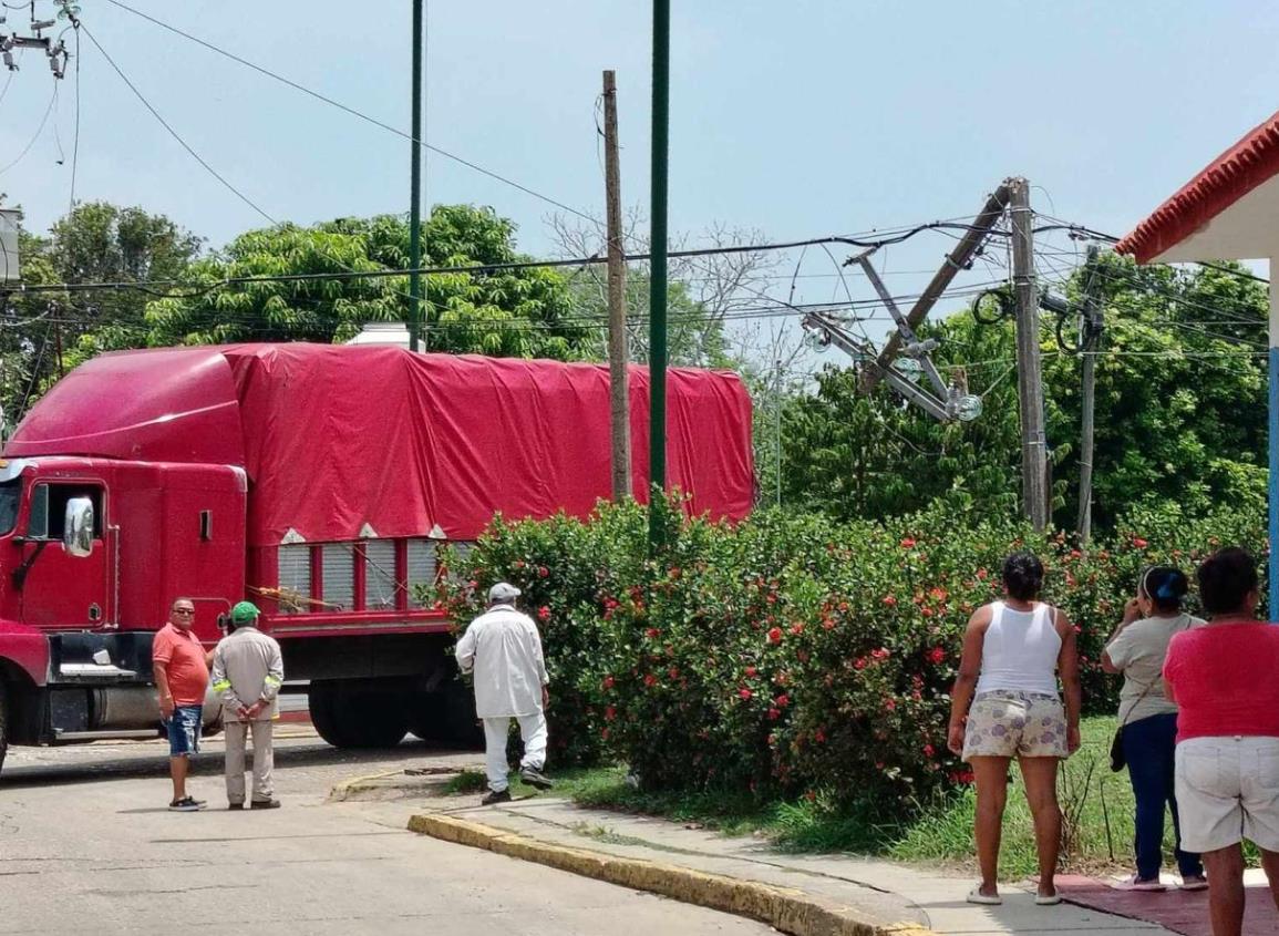 Tractocamión impacta poste y causa incendio de transformador en Cosoleacaque