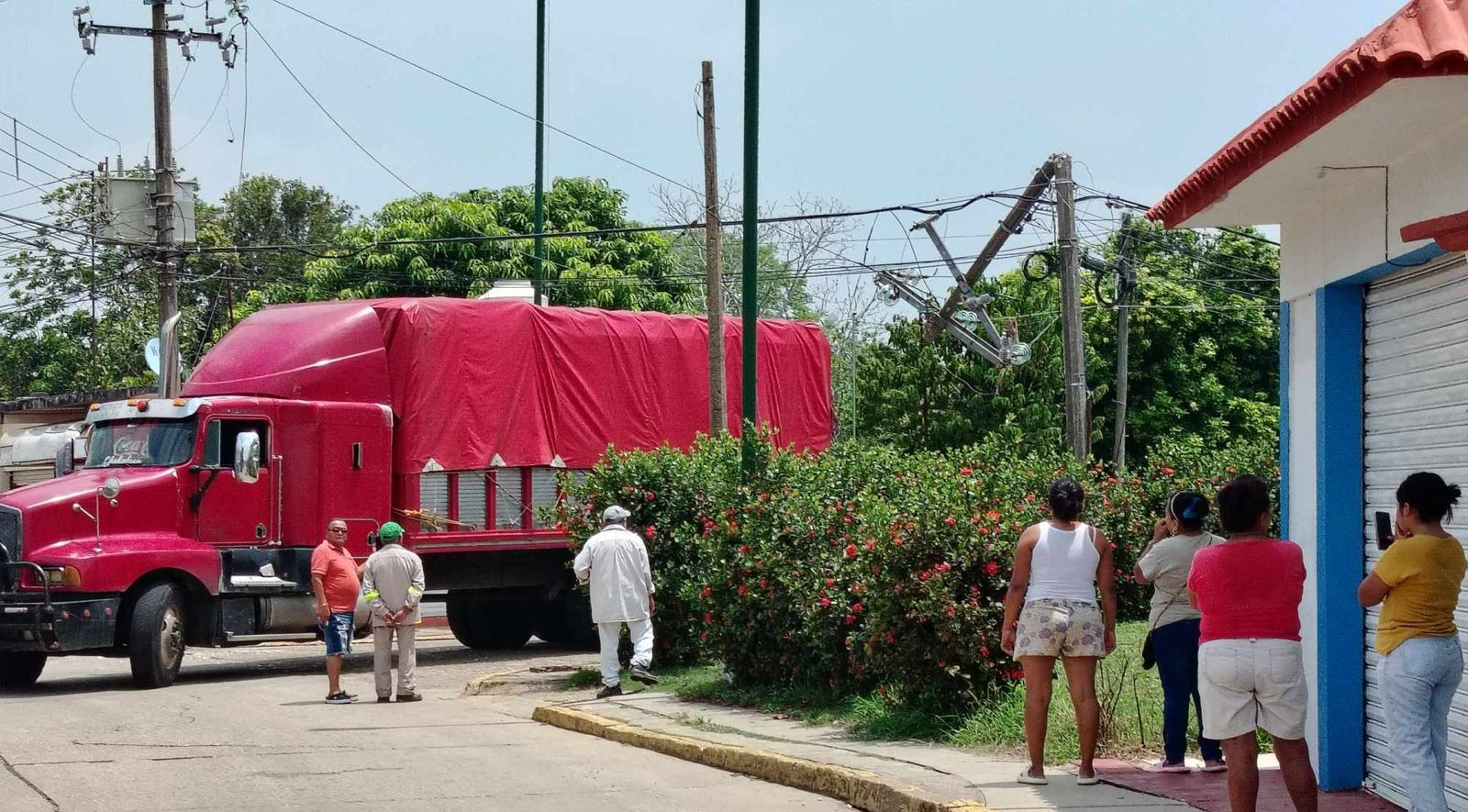 Tractocamión impacta poste y causa incendio de transformador en Cosoleacaque