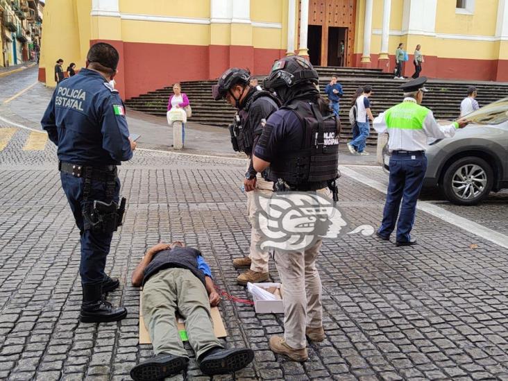 Ser pobre y escribir en la calle, doble condena de un poeta en Xalapa acosado por la burocracia