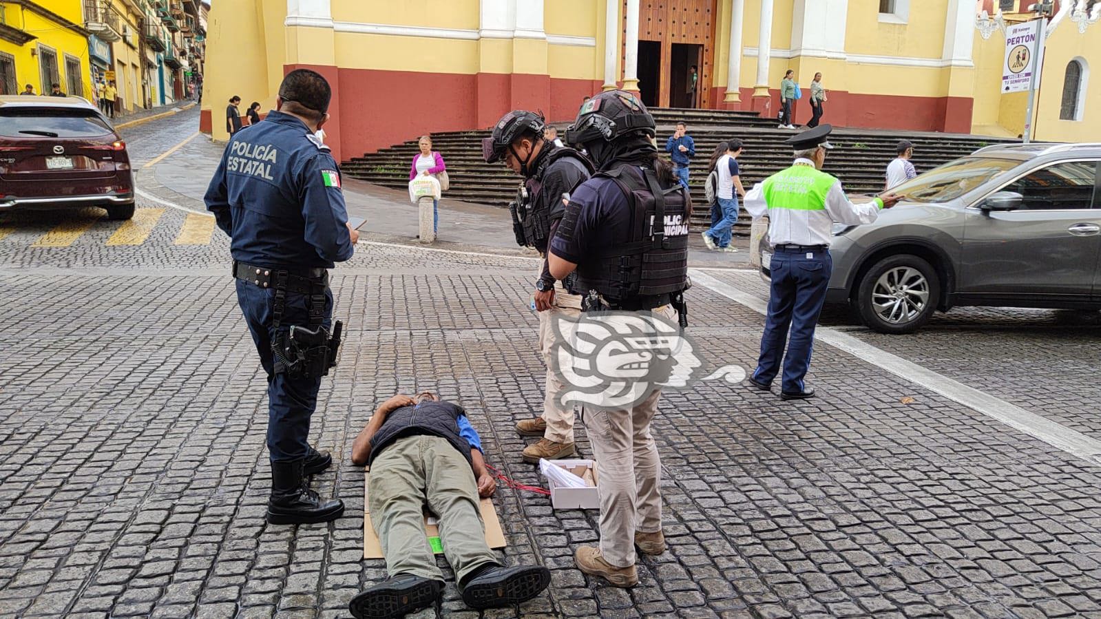 Ser pobre y escribir en la calle, doble condena de un poeta en Xalapa acosado por la burocracia