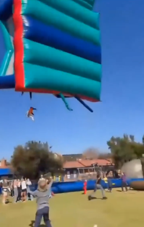 Accidente en festival escolar: castillo inflable vuela con dos niños dentro | VIDEO