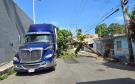 Tráiler derriba árbol sobre calles de la colonia Cándido Aguilar